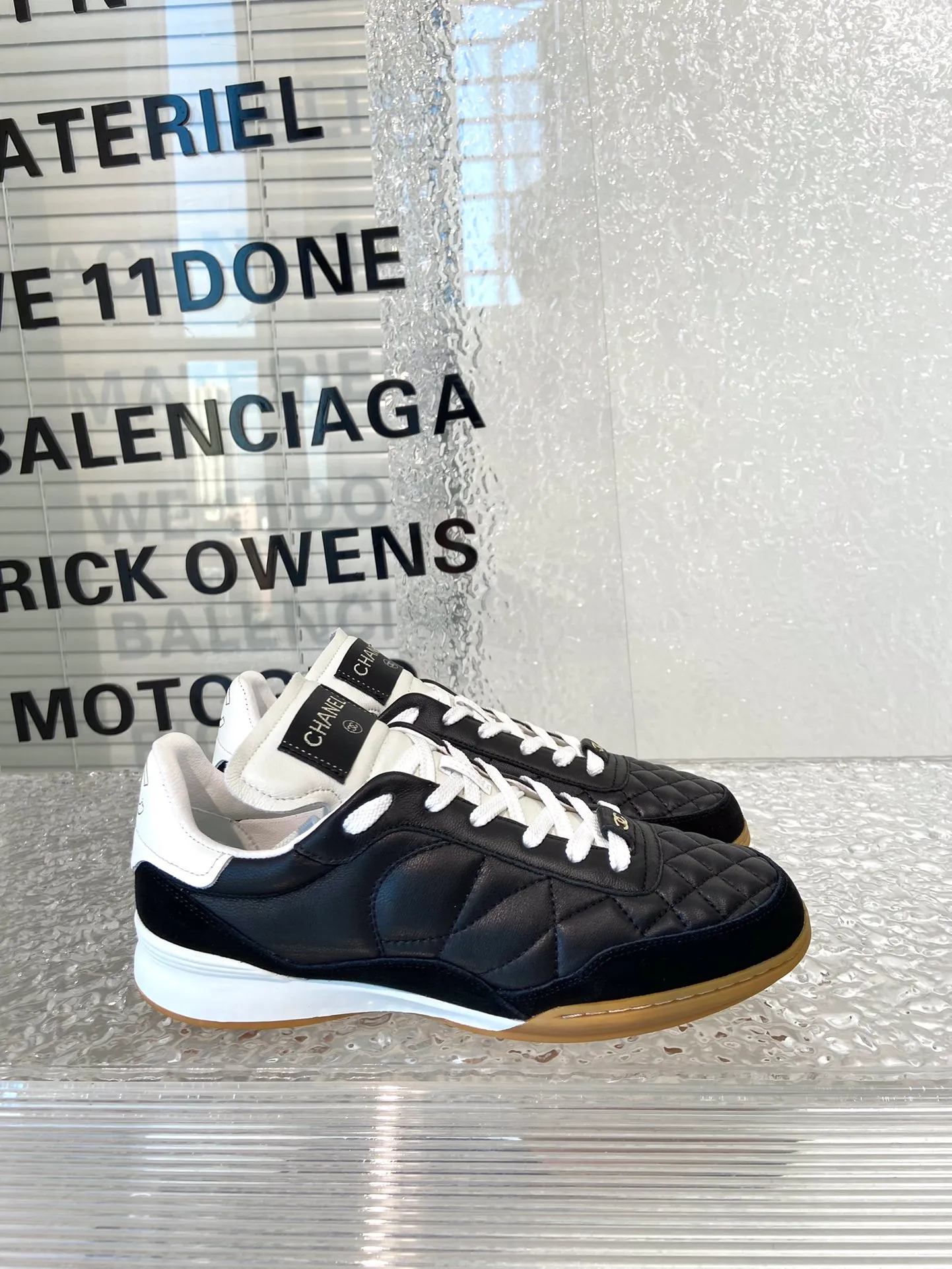 👟👟Ex-factory price 520👟👟 👟👟 👟👟Chanel Chanel 23K lambskin diamond pattern tennis shoes. Original purchase, development and production. Xiaoxiang's latest hidden tennis shoes, soft diamond pattern, soft lambskin with big tongue and classic double C logo, full of retro feel and the most versatile black and white color. A must-have casual shoe for coco girls. The sole is designed with broken nails and is super soft ▪️ Fabric: Original customized lambskin/suede ▪️ Lining: Imported customized sheepskin + mesh ▪️ Sole: Original molded diamond-shaped rubber material ▪️ Sole thickness: 2.5CM ▪️ Size: 35-40